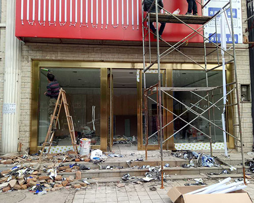 仿銅玻璃地簧門(mén)